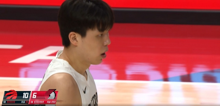 积极性拉满!杨瀚森首节登场已经连续拿下3个篮板!